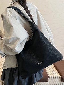 Sac fourre-tout noir en similicuir avec surpiqûres contrastées et design d'épaule spacieux