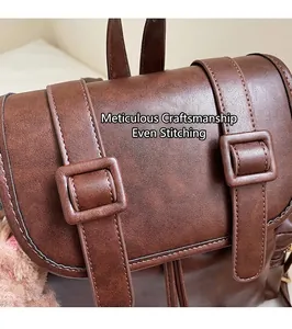 Detailansicht der feinen Nähte und der hochwertigen Kunstledertextur dieses Rucksacks