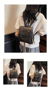 Detailansicht des schwarzen Vintage Lederrucksacks mit Doppel-Schnallenklappe und Bärenanhänger