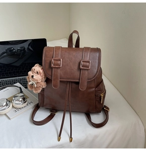Brauner PU-Leder Rucksack mit Goldschnallen, Kordelzug und Bären Plüschtier Anhänger