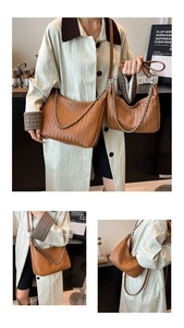 Vue détaillée de sacs bandoulière tressés marrons avec chaînes argentées en deux tailles