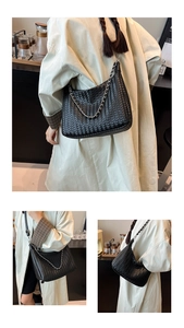 Détail du sac hobo tissé noir Intrecciato avec accessoire de chaîne en argent chic