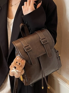 Minimalistischer dunkelbrauner Kunstleder Rucksack mit Plüschtier Anhänger und Klappe