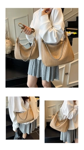 Détail de sacs hobo tissés kaki en deux tailles avec chaînes en métal et bandoulières