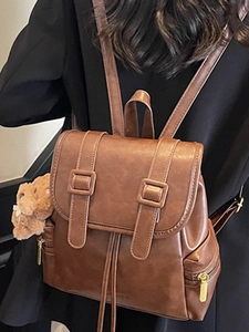 Brauner Vintage-Lederrucksack für Damen mit Teddybär-Anhänger und praktischem Klappverschluss