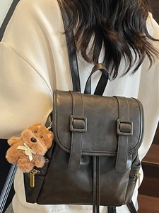 Minimalistischer schwarzer Kunstlederrucksack für Damen mit Schnalle und Bärenanhänger