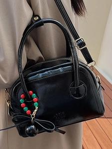 Sac à main oreiller noir brillant avec breloque en perles et bandoulière pour femmes