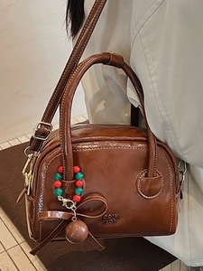Sac à main Boston marron brillant chic avec nœud décoratif et poignée supérieure