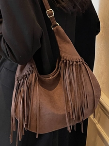 Sac hobo marron en daim givré avec de longues franges et une bandoulière réglable