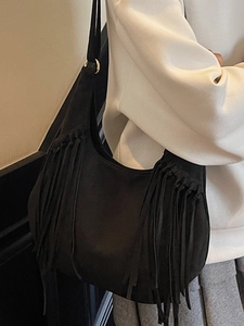 Sac hobo minimaliste en daim noir avec pompons et anneaux en métal doré élégants