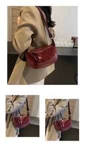 Dettaglio borsa patchwork scamosciata bordeaux con logo bianco Fashion & Bags stampato