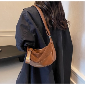 Dettaglio della borsa vintage marrone in pelle scamosciata e pelle con patchwork