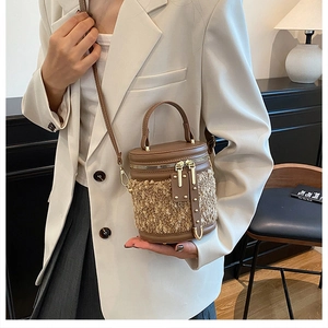 Bolso saco de cuero marrón y detalles de borreguito beige lucido por la modelo