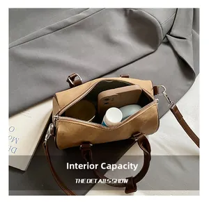 Vista interior del elegante bolso Boston caqui con amplio espacio para objetos diarios