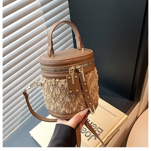 Detailansicht der Eimertasche aus braunem PU-Leder und beigem Teddyfleece mit Nieten