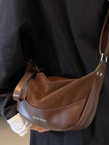 Borsa a tracolla vintage marrone con trame miste e scritte alla moda sulla parte laterale