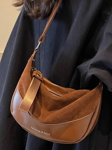 Borsa a spalla marrone a mezzaluna in pelle PU lucida e camoscio con tracolla regolabile