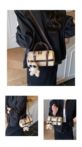 Tres vistas de un bolso Boston beige con asas marrones y colgante de osito mono