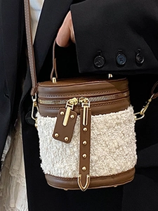 Modische zylindrische Eimertasche aus braunem Leder und weißem Lammfell-Imitat mit Zip