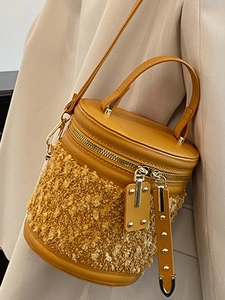 Senfgelbe Eimertasche mit Teddyfell-Besatz und verstellbarem Schultergurt für Damen