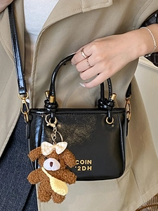 Sac seau noir brillant chic avec texte doré et un joli porte-clés ours en peluche