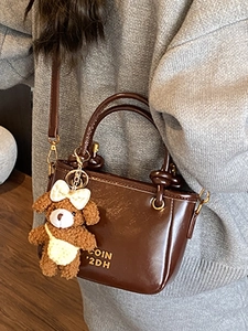 Sac seau marron foncé rétro avec charme de chiot en peluche et lettrage doré chic