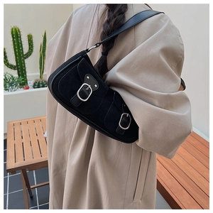 Détail du sac hobo en daim noir avec doubles boucles argentées et fine bandoulière