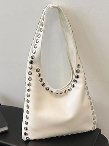 Sac fourre-tout en cuir PU blanc avec rivets métalliques argentés sur fond noir