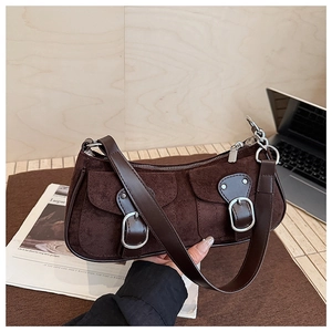 Détail du sac croissant vintage en daim café avec boucles argentées et poches