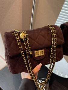 Borsa trapuntata in velluto marrone scuro con catena dorata e sfera regolabile