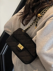 Borsa a catena trapuntata nera da donna con chiusura girevole dorata e tracolla regolabile