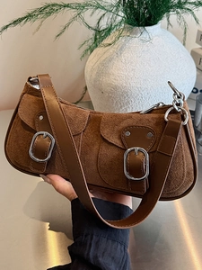 Sac hobo vintage en daim marron avec poches à boucle métallique et bandoulière chaîne