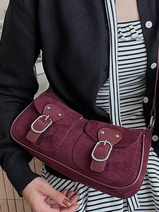Sac à bandoulière vintage bordeaux en daim avec des poches avant décoratives élégantes