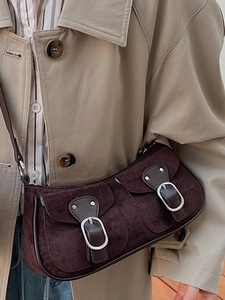 Sac à bandoulière vintage en daim marron foncé avec deux poches et boucles métal