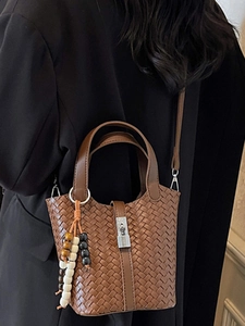 Sac seau en cuir tressé marron avec boucle argentée et pendentif à perles bohème chic