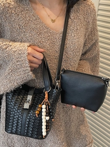 Sac seau tressé noir et sac bandoulière pour femme avec pendentif en perles