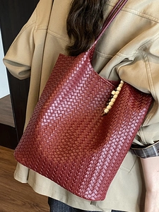 Retro burgundy woven tote bag with wooden beads decoration and large capacity