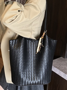 Retro black woven leather tote bag with wooden bead charm and large capacity design