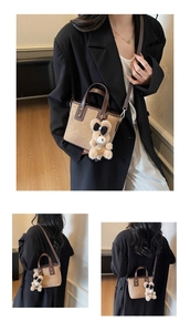 Detail van de bruine bucket bag met pluche beer hanger en afneembare lederen schouderriem