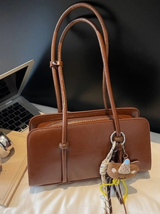 Sac Baguette en Cuir PU Vintage pour Femmes Sac à Épaule Sous le Bras Rétro Avec Pendentif Ours Mode Couleur Unie