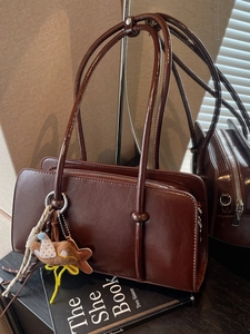 Sac baguette vintage en similicuir marron foncé avec double sangle et pendentif poupée