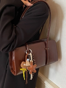 Sac baguette vintage marron foncé avec pendentifs d'ours et d'étoiles pour femme