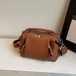 Detailed view of the brown lychee pattern leather Boston bag with metal double zippers