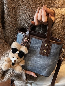 Vintage blauwe denim mini tote tas met bruine leren bies en een schattige berenhanger