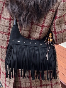 Borsa a tracolla retrò in pelle scamosciata nera con rivetti a stella e dettagli boho