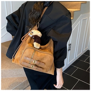 Borsa hobo in pelle scamosciata marrone con tasche zip e ciondolo orso peluche