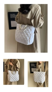 Viste dettagliate di una borsa tote trapuntata bianca con tasche laterali e tracolla