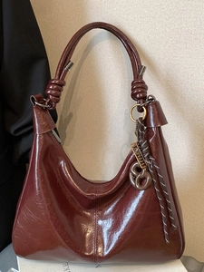 Sac hobo en cuir verni bordeaux avec bandoulière à nœud et pendentif décoratif chic
