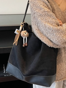 Retro large capacity black suede tote bag with plush charm for office and daily commuting