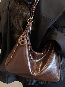 Sac hobo rétro marron foncé avec bandoulière torsadée et détail de bretzel décoratif